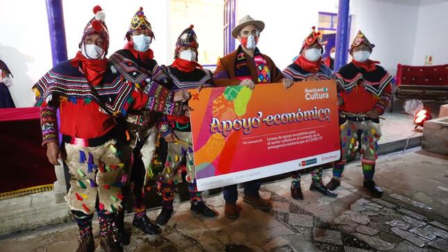 Ministro de Cultura entregó apoyos económicos a trabajadores de la cultura de Huancavelica