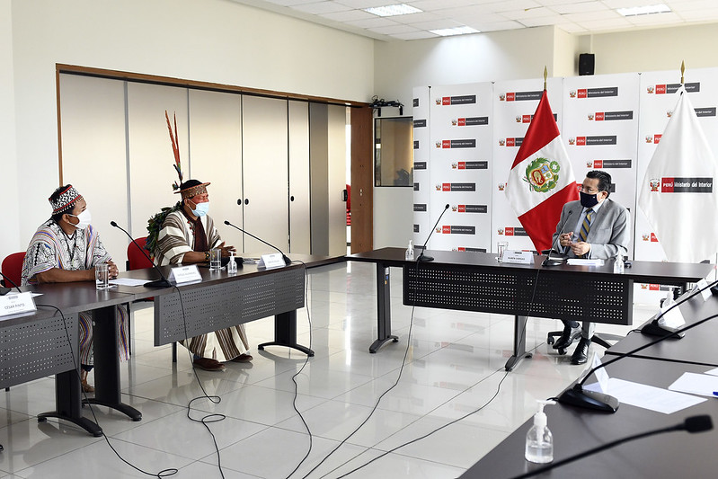 El ministro del Interior, Rubén Vargas, se reunió con los líderes de organizaciones indígenas que representan a comunidades nativas de las regiones Ucayali y Huánuco, para escuchar y buscar soluciones conjuntas a la problemática en materia de seguridad ciudadana, así como coordinar el apoyo policial a la población y sus autoridades.