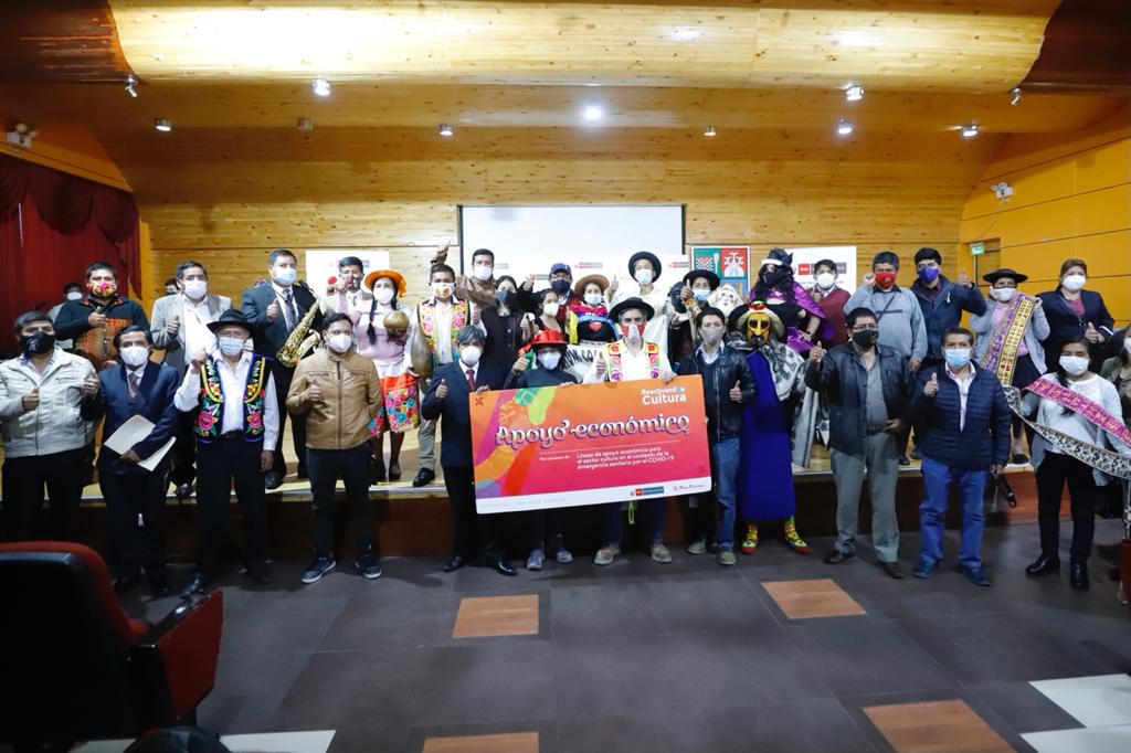 Ministro de Cultura entrega apoyos económicos para los trabajadores de la cultura en Junín y Huancavelica