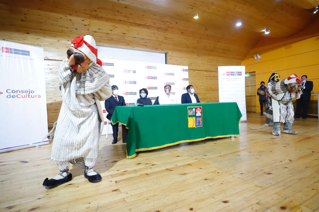 Ministro de Cultura entrega apoyos económicos para los trabajadores de la cultura en Junín y Huancavelica