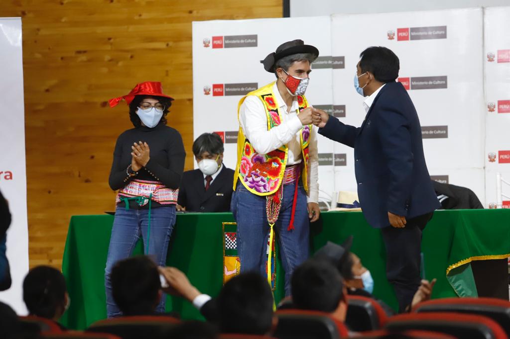 Ministro de Cultura entrega apoyos económicos para los trabajadores de la cultura en Junín y Huancavelica