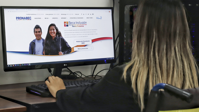 Imagen de usuaria eImagen de usuaria entrando a la página web de la Beca Inclusión Técnico Productiva (BITP)ntrando a la página web de