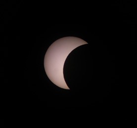 Eclipse solar del 2 de julio de 2019, visto desde la plaza de Santa Eulalia, cerca de Chosica. Crédito: Imagen del autor.