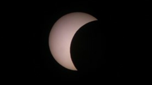 Eclipse solar del 2 de julio de 2019, visto desde la plaza de Santa Eulalia, cerca de Chosica. Crédito: Imagen del autor.