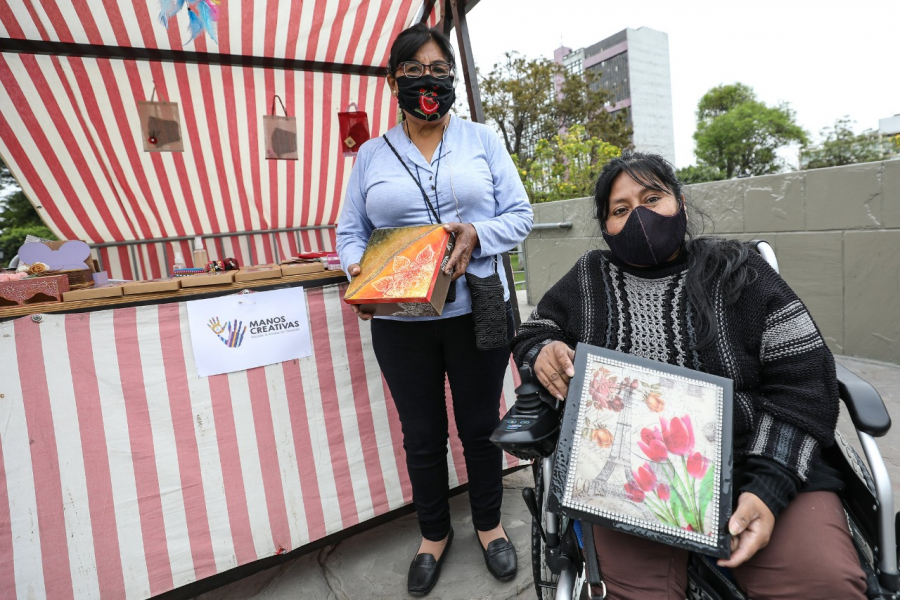 Dos mujeres mostrando el trabajo que realizan-