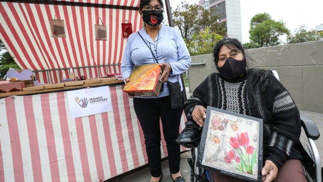Dos mujeres mostrando el trabajo que realizan- 
