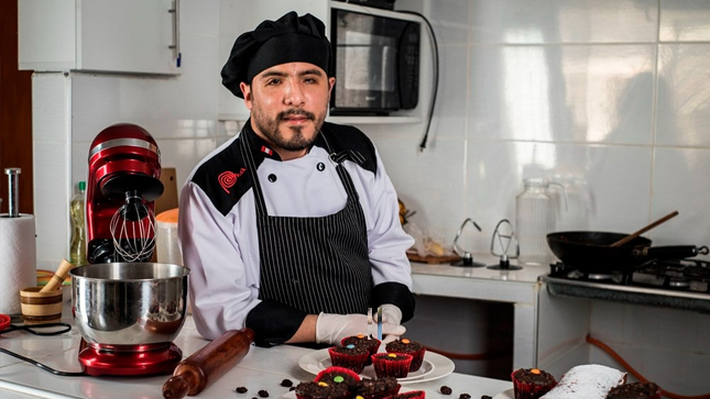 Imagen de Guillermo García, en su cocina.