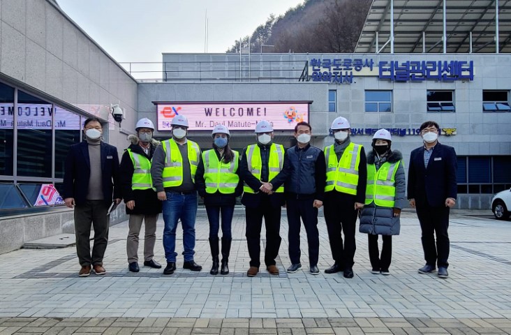 Visita del Embajador a las instalaciones del túnel