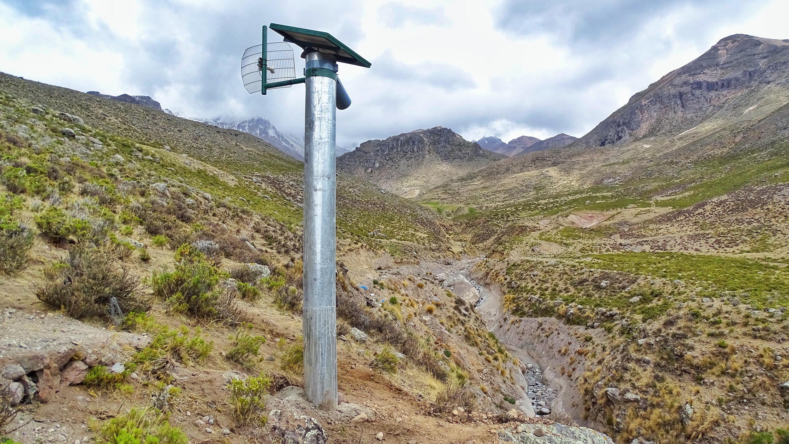 Cámara de monitoreo instalada por el IGP en la quebrada Huayuray-Pinchollo (volcán Sabancaya).