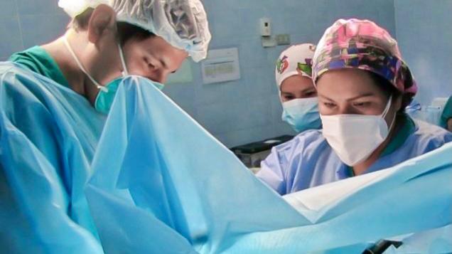 Hospital Hipólito Unanue realiza exitosa cirugía de tumor cerebral con paciente despierto