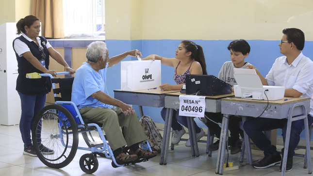 Persona con discapacidad física ejerciendo su derecho al voto. Foto: ONPE