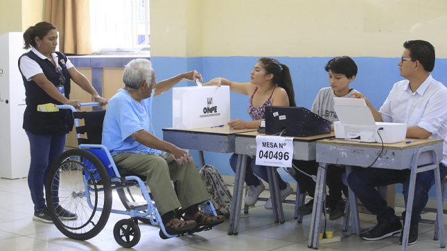 Persona con discapacidad física ejerciendo su derecho al voto. Foto: ONPE