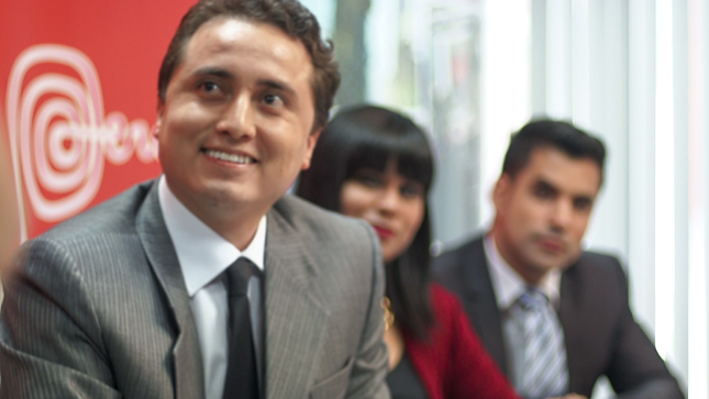 Profesionales en una mesa de trabajo en PROINVERSIÓN