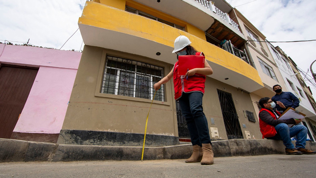 Imagen de una trabajadora de Conadis realizando labores de supervisión y fiscalización en la obra ejecutada en la urbanización Zarumilla en el distrito de San Martín de Porres.