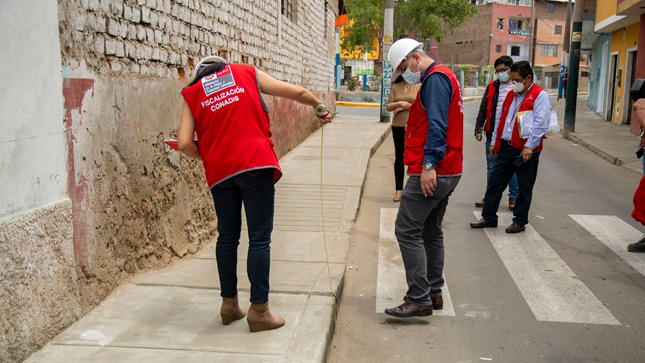 Imagen de una trabajadora y un trabajador de Conadis realizando labores de supervisión y fiscalización en la obra ejecutada en la urbanización Zarumilla en el distrito de San Martín de Porres.