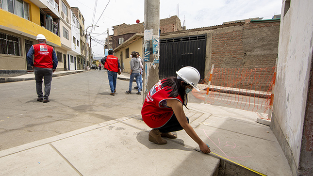 Imagen de una trabajadora de Conadis realizando labores de supervisión y fiscalización en la obra ejecutada en la urbanización Zarumilla en el distrito de San Martín de Porres.