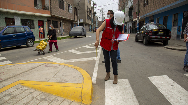 Imagen de una trabajadora de Conadis realizando labores de supervisión y fiscalización en la obra ejecutada en la urbanización Zarumilla en el distrito de San Martín de Porres.