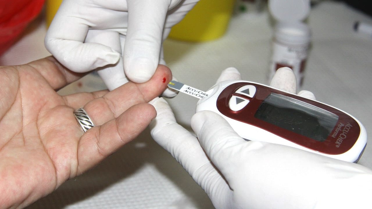 Personas con antecedentes familiares de diabetes deben hacerse un examen de glucosa cada seis meses