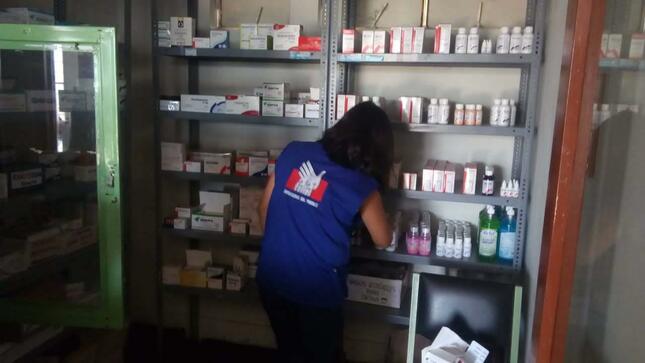 Representante de la Defensoría del Pueblo revisa anaquel de medicamentos. 