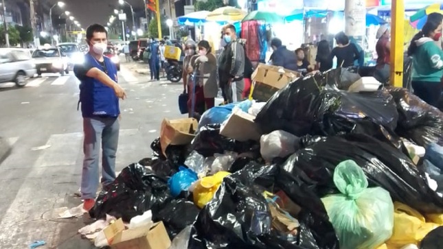 Comisionado de la Defensoría del Pueblo supervisando existencia de basura en calles del Callao.