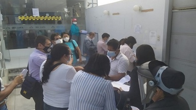 Personas con mascarillas juntas alrededor de una mesa