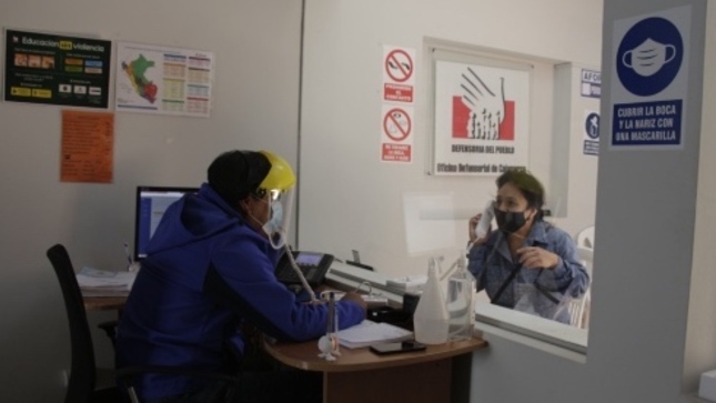 Comisionado de Defensoría del Pueblo brinda atención a ciudadana.  
