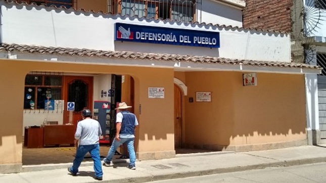 Dos ciudadanos ingresan a la Oficina de la Defensoría del Pueblo en Huánuco. 