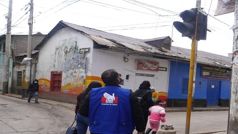 Representante de Defensoría del Pueblo supervisando semáforos.