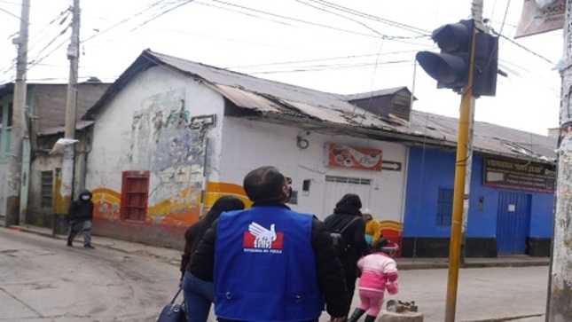 Representante de Defensoría del Pueblo supervisando semáforos. 