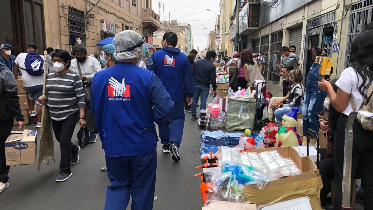 COmisionados de la Defensoría del Pueblo supervisando mercados 