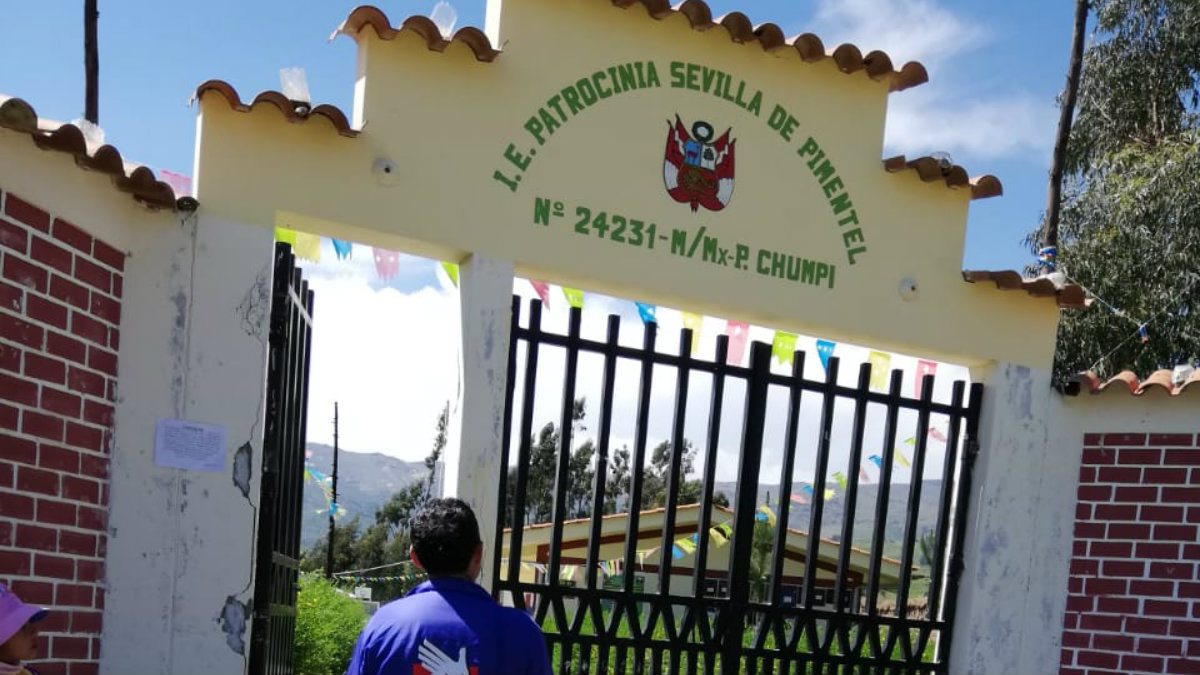 Comisionados de la Defensoría del Pueblo en supervisión a colegio en Puquio
