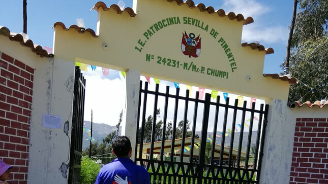 Comisionados de la Defensoría del Pueblo en supervisión a colegio en Puquio