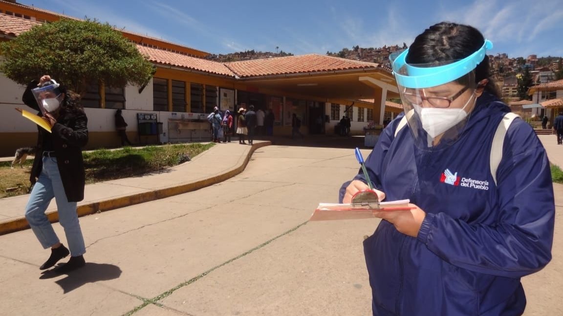 Comisionada de Defensoría del Pueblo en trabajo de supervisión en Centro de Salud en Cusco