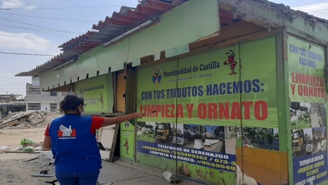 Representante de la Defensoría del Pueblo en trabajo de supervisión en calle de Piura. 