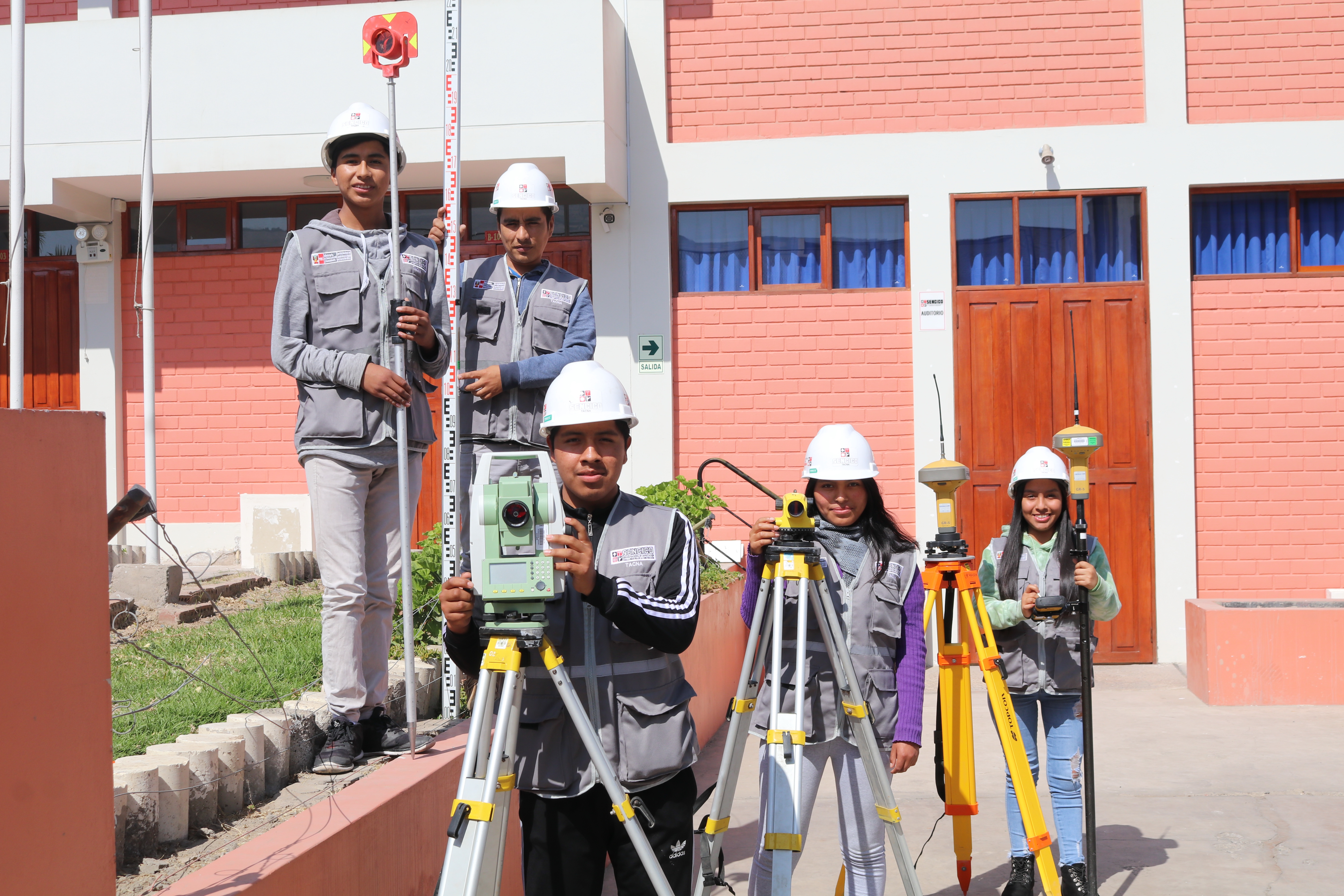 Foto alumnos de la Sede Sencico Tacna