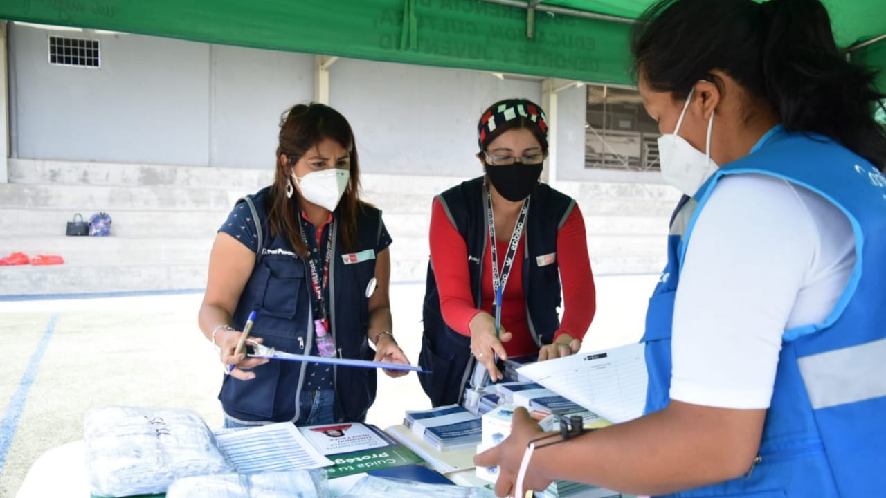 Minsa entrega pulsioxímetros y mascarillas a 70 comités comunitarios Anti COVID de Villa María del Triunfo