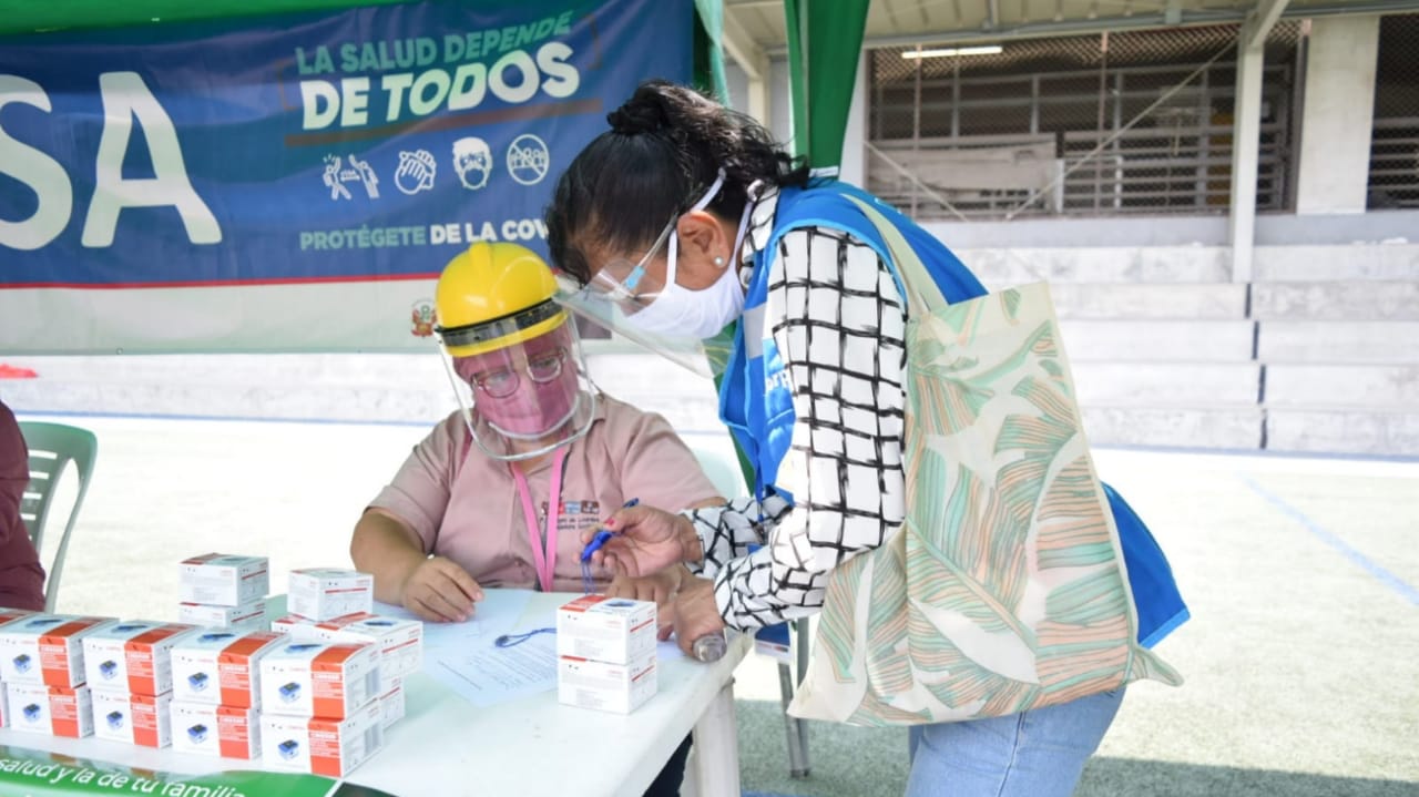 Minsa entrega pulsioxímetros y mascarillas a 70 comités comunitarios Anti COVID de Villa María del Triunfo