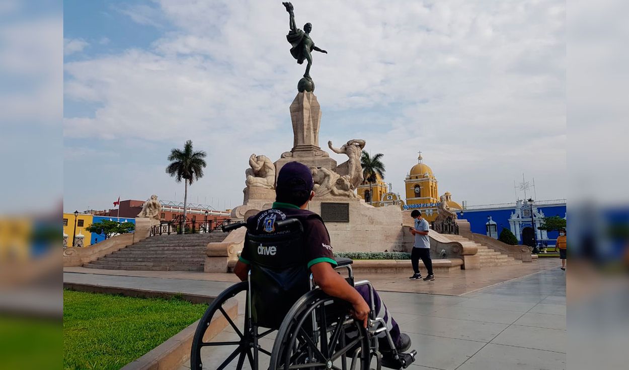 Imágenes de la plaza de armas de la región la Libertad con un monumento y una persona en silla de ruedas.