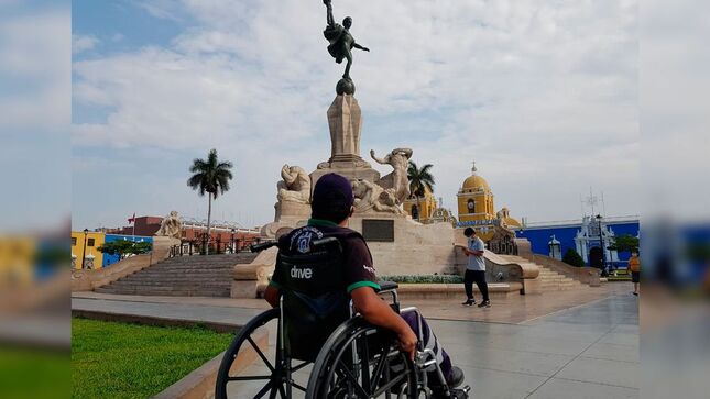 Imágenes de la plaza de armas de la región la Libertad con un monumento y una persona en silla de ruedas.