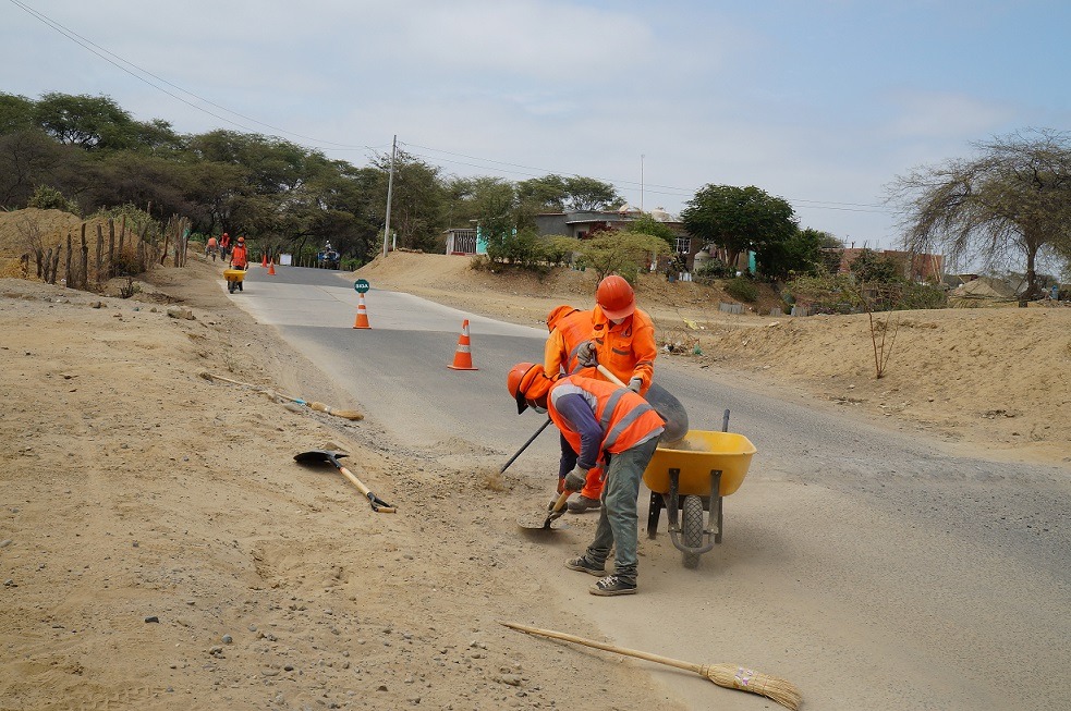 Más de 12 mil habitantes son beneficiados con labores de mantenimiento rutinario en carretera Marcavelica - Sullana