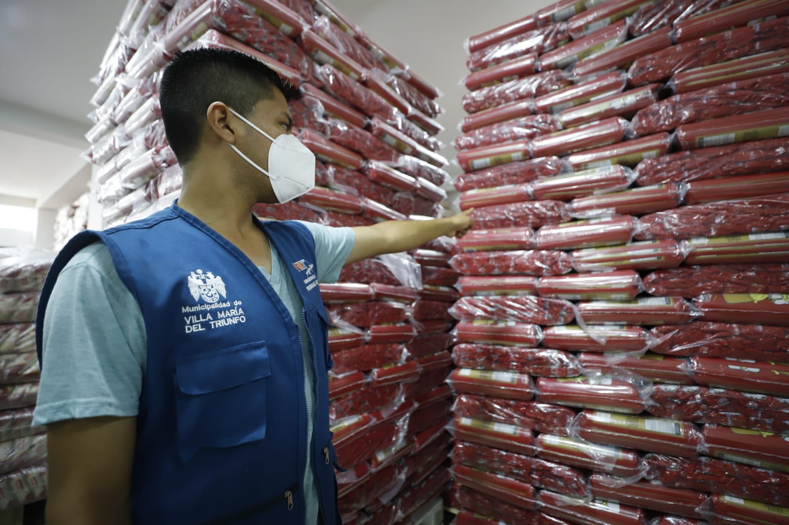 Ministro de Cultura supervisa entrega de alimentos destinados a los comedores y ollas comunes de Villa María del Triunfo