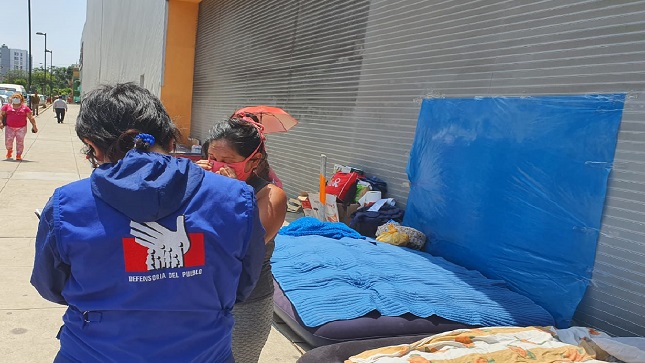 Comisionada de la Defensoría del Pueblo conversando con padres frente a Hospital del Niño