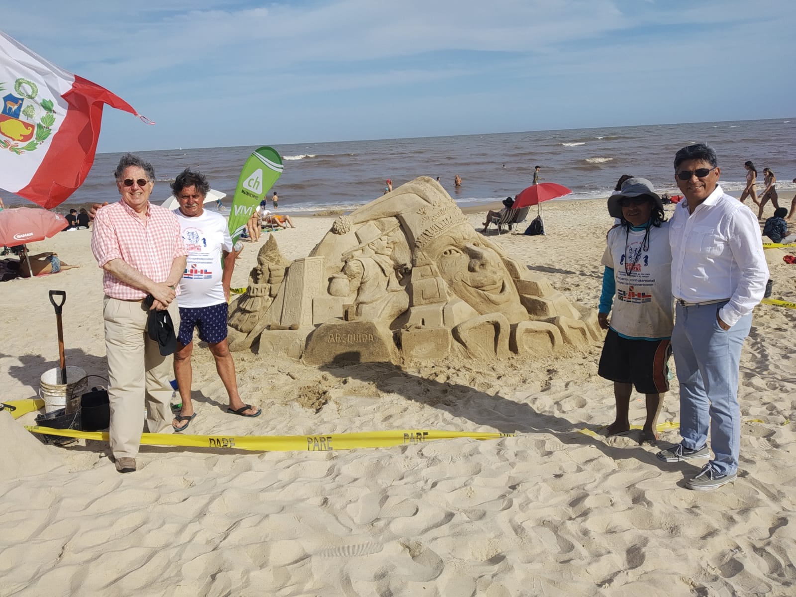 Bruno Podestá Airaldi, Dumas Teixeira, Mauro Jalanoca y M.C. Miguel Gamarra de la Embajada del Perú, en el “7° Castillos en la Arena”.