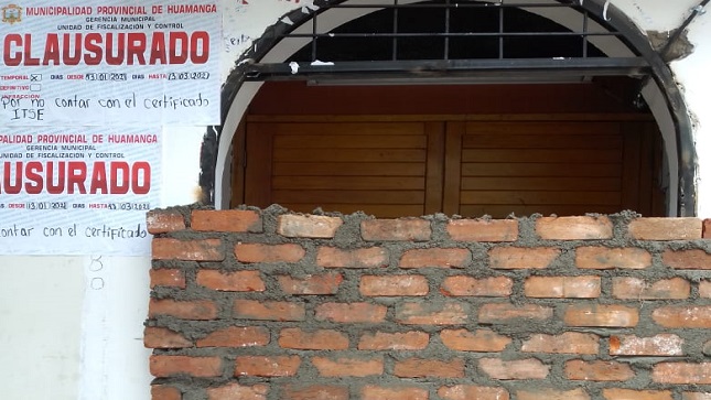 Fachada de discoteca clausurada