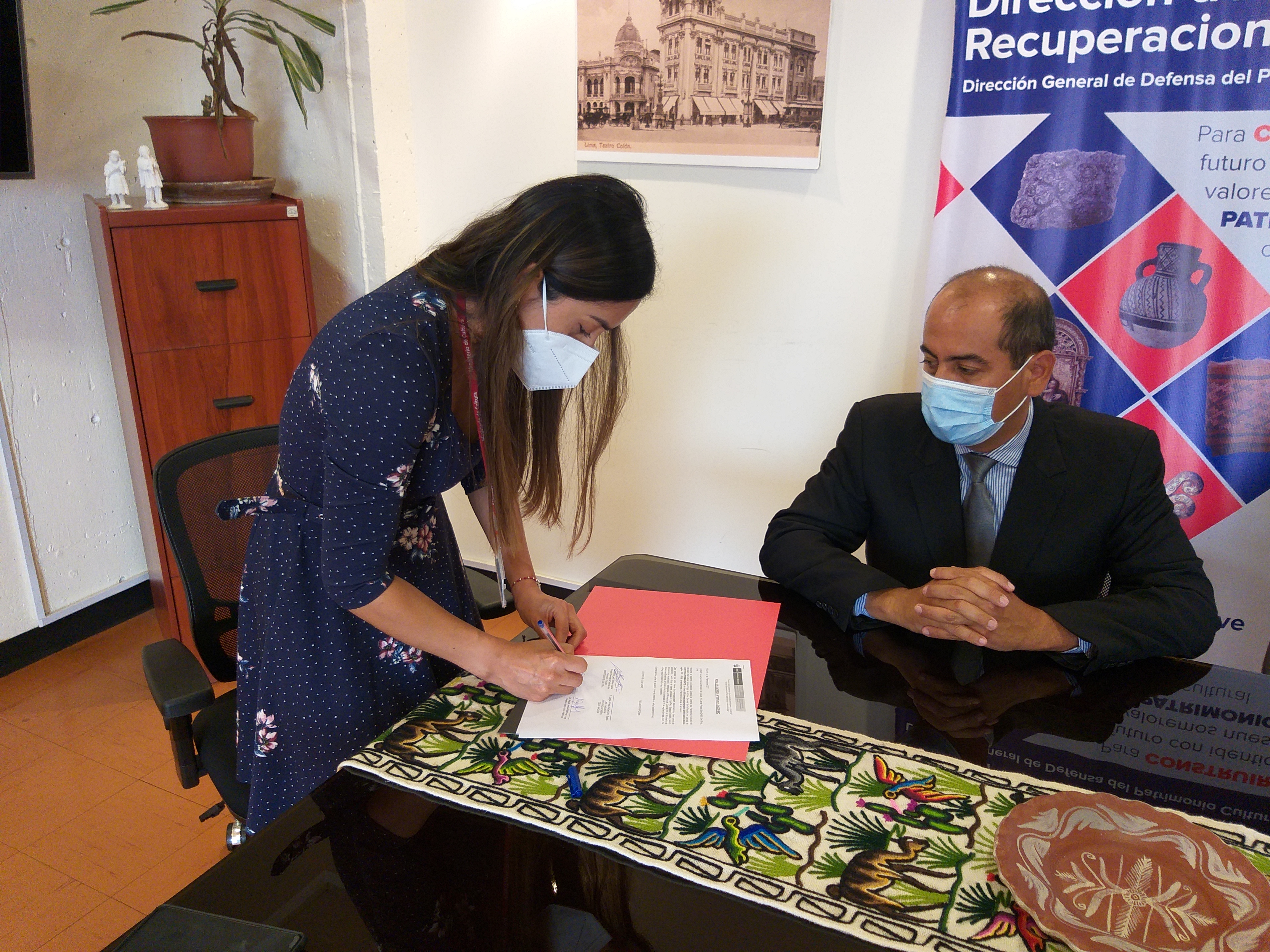Documentos coloniales recuperados son entregados al Archivo General de la Nación