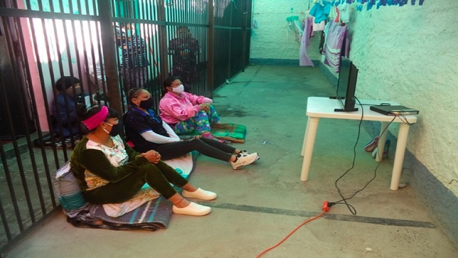 mujeres en un penal viendo TV