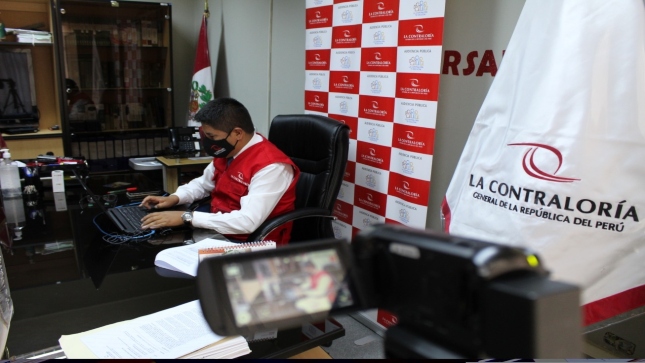 Imagen JPG de colaborador de la Contraloría en los interiores de una oficina, sentado y participando de la Audiencia Pública Virtual “La Contraloría te escucha” en Junín.