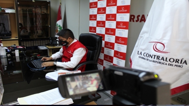 Imagen JPG de colaborador de la Contraloría en los interiores de una oficina, sentado y participando de la Audiencia Pública Virtual “La Contraloría te escucha” en Junín.