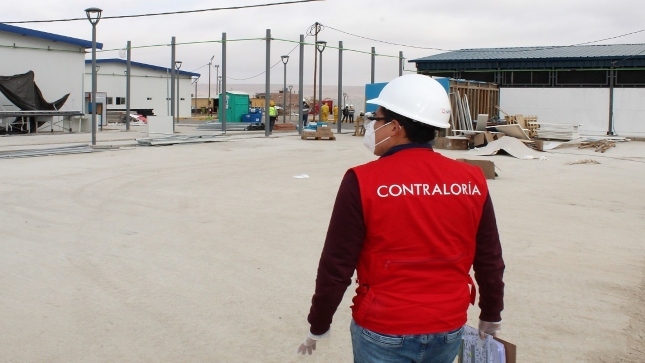 Imagen JPG de colaborador de la Contraloría supervisando obra en Tacna.