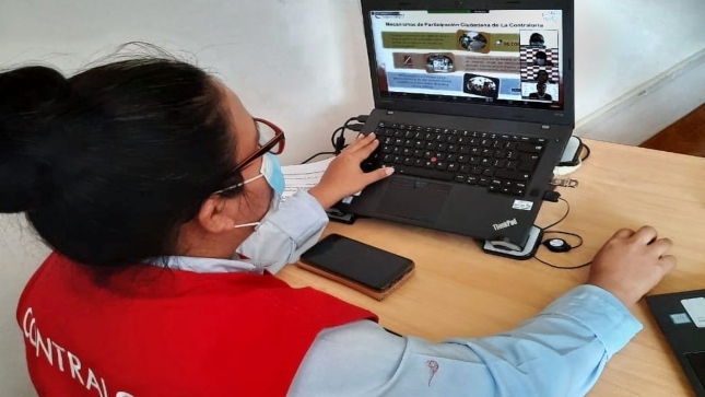 Imagen JPG de colaborador de la Contraloría en los interiores de una oficina, sentado y participando de la Audiencia Pública Virtual “La Contraloría te escucha” en Huánuco.